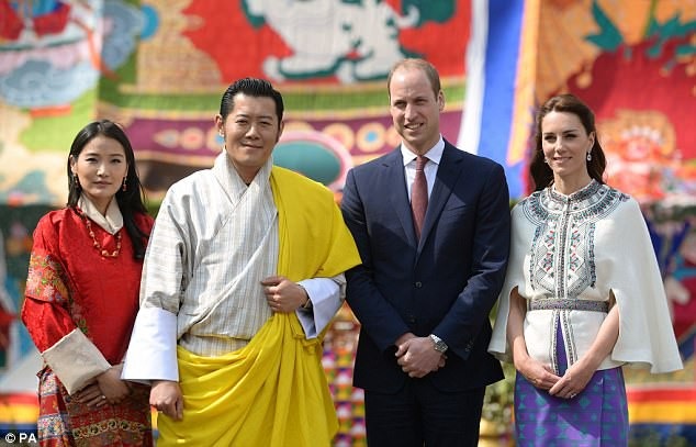 Vẻ đáng yêu của Hoàng tử bé Bhutan “đốn tim” dân mạng - 9 Chuyện tình của cặp đôi Quốc vương Khesar Namgyel Wangchuck cùng Hoàng hậu Jetsun Pema Wangchuck, một cô gái thường dân, từng nhận được nhiều sự chú ý của dư luận. Cặp đôi được ví như “Hoàng tử William và Công nương Kate của phương Đông”. Trong ảnh: Quốc vương và Hoàng hậu Bhutan chụp ảnh cùng Hoàng tử Anh William và Công nương Kate trong chuyến thăm của cặp đôi hoàng gia Anh tới Bhutan vào tháng 4/2016. (Ảnh: PA)