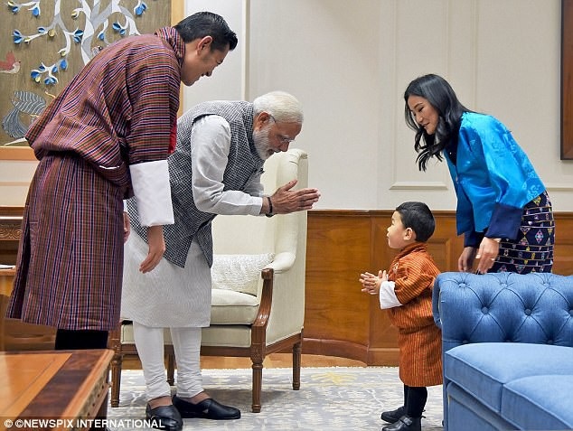 Vẻ đáng yêu của Hoàng tử bé Bhutan “đốn tim” dân mạng - 1 Quốc vương Bhutan Khesar Namgyel Wangchuck cùng Hoàng hậu Jetsun Pema Wangchuck và con trai, Hoàng tử bé Jigme, ngày 1/11 đã có chuyến thăm chính thức tới Ấn Độ. Gia đình Quốc vương Bhutan đã được Thủ tướng Ấn Độ Narendra Modi đón tiếp tại tư dinh của ông ở New Delhi. (Ảnh: Newspix)