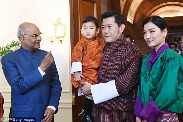 Vẻ đáng yêu của Hoàng tử bé Bhutan “đốn tim” dân mạng - 3 Gia đình Quốc vương Bhutan cũng có cuộc gặp với Tổng thống Ấn Độ Ramnath Kovind. (Ảnh: AFP)