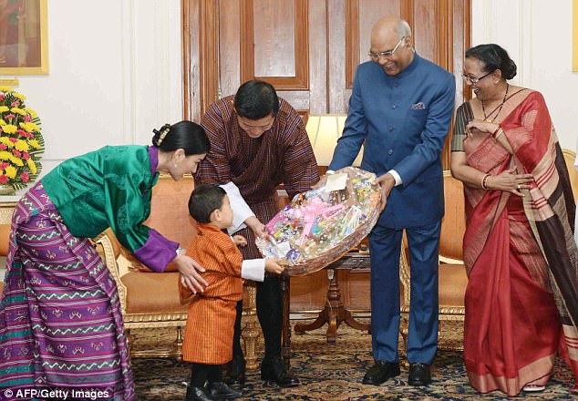 Vẻ đáng yêu của Hoàng tử bé Bhutan “đốn tim” dân mạng - 4 Hoàng tử Jigme được tặng một túi đồ chơi lớn khi tới thăm phủ tổng thống ở New Dehli. (Ảnh: AFP)