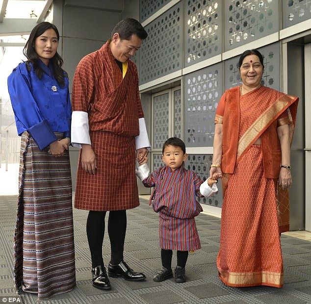 Vẻ đáng yêu của Hoàng tử bé Bhutan “đốn tim” dân mạng - 5 Ngoại trưởng Ấn Độ Sushma Swaraj đón tiếp Quốc vương, Hoàng hậu và Hoàng tử Bhutan. (Ảnh: EPA)