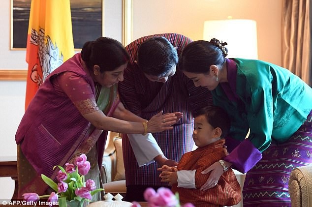 Vẻ đáng yêu của Hoàng tử bé Bhutan “đốn tim” dân mạng - 6 Sự xuất hiện của Hoàng tử bé Jigme mới chỉ 20 tháng tuổi đã nhanh chóng thu hút sự chú ý của giới truyền thông và các quan chức Ấn Độ. (Ảnh: AFP)