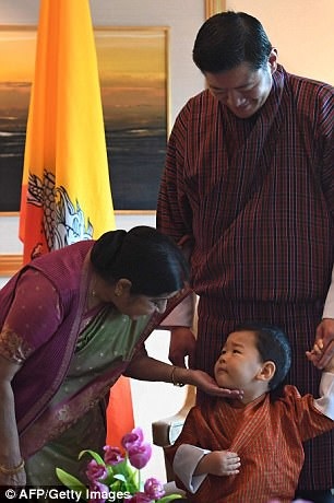 Vẻ đáng yêu của Hoàng tử bé Bhutan “đốn tim” dân mạng - 7 Ngoại trưởng Sushma Swaraj trò chuyện với Hoàng tử bé. (Ảnh: AFP)