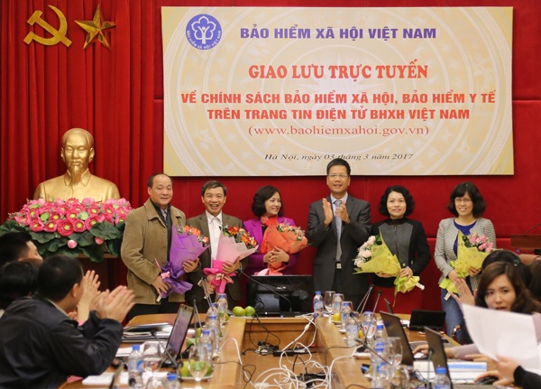 
Phó Tổng Giám đốc BHXH Việt Nam Trần Đình Liệu tặng hoa cảm ơn khách mời tham gia giao lưu với độc giả. (Ảnh: Nguyễn Kiên)

 
