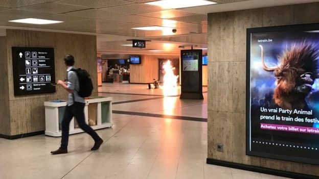 Bỉ bắn chết kẻ đánh bom “khủng bố” tại ga tàu ở thủ đô Brussels - 1
Lửa bốc lên bên trong nhà ga trung tâm ở tủ đô Brussels (Ảnh: Reuters)