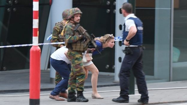 Bỉ bắn chết kẻ đánh bom “khủng bố” tại ga tàu ở thủ đô Brussels - 2
Các cảnh sát và binh sĩ sơ tán du khách ra khỏi hiện trường vụ tấn công ở Brussels tối qua (Ảnh: AFP)