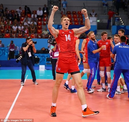 Bị “đuổi” khỏi máy bay vì... chân quá dài - 1 Chiều cao 2,13m của Alexander Kimerov được cho là gây nguy hiểm cho chuyến bay