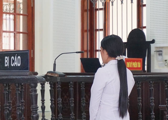Vung dao chém tình địch hơn chồng 20 tuổi - 1 Vân bị truy tố tội Cố ý gây thương tích khi dùng dao tấn công tình địch hơn chồng gần 20 tuổi