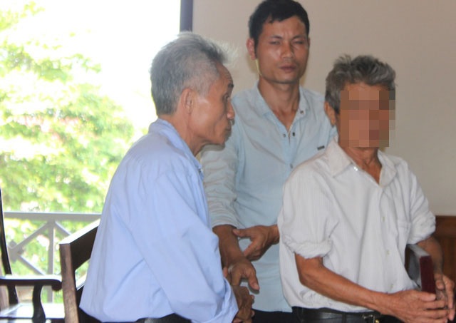 Gia đình nữ giám thị xin cho hung thủ được sống và không yêu cầu bồi thường - 10 Trước khi rời khỏi phiên tòa, bố Tiến và người nhà đến bắt tay cảm kích trước tâm lòng của gia đình người bị hại.