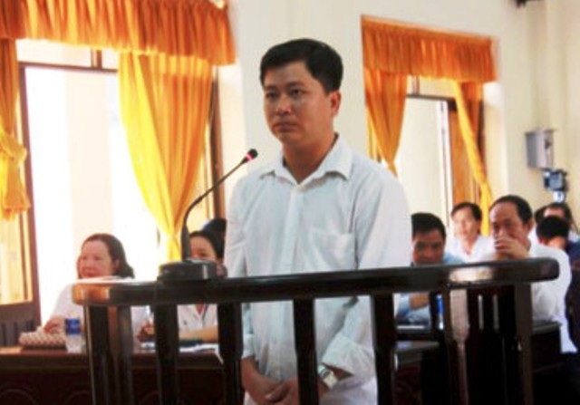 Kế toán trường học “ăn” tiền bảo hiểm của giáo viên gần 3 tỷ đồng - 1 Bị cáo Lê Quốc Anh bị HĐXX tuyên phạt 17 năm tù cho tội tham ô tài sản. Ngoài ra, bị cáo Quốc Anh còn phải trả số tiền 1,6 tỷ đồng cho nhà trường và Sở Tài chính (ảnh: CTV)