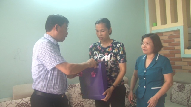 Nữ cán bộ bị hành hung, khâu 5 mũi khi đi giám sát sốt xuất huyết - 1 Giám đốc Sở Y tế Nguyễn Khắc Hiền thăm hỏi chị Toan. Ảnh: P.L