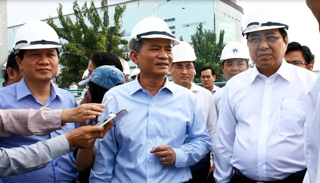 “Biệt phủ” của cô gái 22 tuổi và những vết nứt trong hầm Hải Vân - 3 Sáng 28/10, Bí thư Thành ủy Đà Nẵng Trương Quang Nghĩa và Chủ tịch UBND TP Đà Nẵng Huỳnh Đức Thơ đã cùng thị sát công trình hầm chui nút giao thông Điện Biên Phủ - Nguyễn Tri Phương. Đây là một trong những công trình trọng điểm của Đà Nẵng được khởi công xây dựng từ đầu năm 2017 để phục vụ APEC. (Ảnh: Khánh Hồng)
