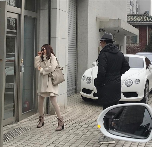 Trở về từ tuần trăng mật, Kim Tae Hee và Bi (Rain) sắm đồ cho tổ ấm - 1
Bi (Rain) và Kim Tae Hee đi sắm đồ nội thất tại Seoul, Hàn Quốc, ngày 4/2.