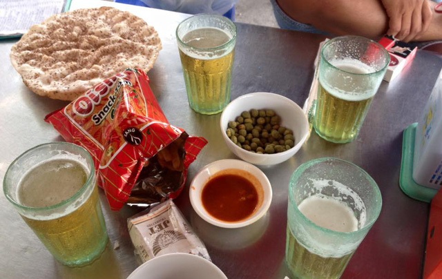 Đủ chiêu đối phó với ép bia rượu - 1
Có hàng nghìn lí do ép bia rượu thì cũng có từng đó cách để trốn uống.