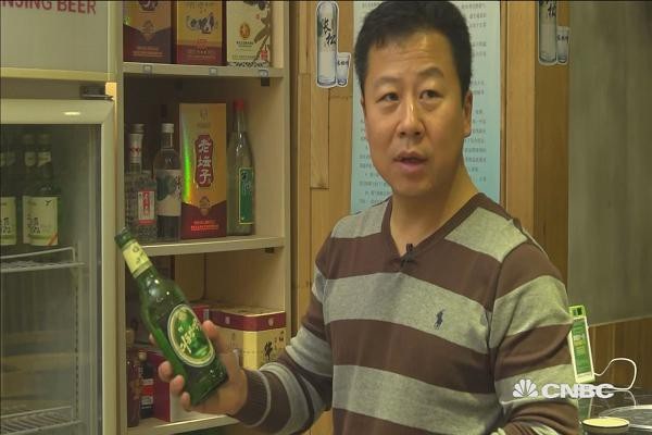 Nhà hàng Trung Quốc không nhập được bia Triều Tiên vì lệnh trừng phạt - 1 Một vỏ bia của Triều Tiên tại nhà hàng Trung Quốc. (Nguồn: Daisy Cherry | CNBC)
