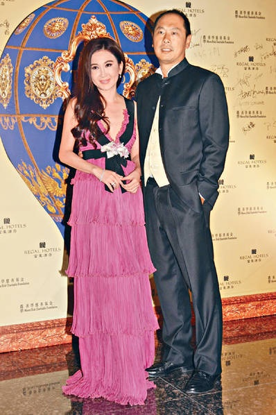 
Hà Tổ Quang nổi tiếng cưng chiều vợ. Trong 17 năm chung sống, anh luôn dành tặng vợ những món quà đắt tiền, những chuyến du lịch sang trọng vào những dịp đặc biệt. Trước năm 2015, Ôn Bích Hà không tham gia các hoạt động của làng giải trí mà dành thời gian hoàn toàn cho gia đình.
