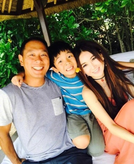 
Gia đình của Ôn Bích Hà và Hà Tổ Quang luôn được báo giới ca ngợi và người hâm mộ trầm trồ ngưỡng mộ. Cậu con nuôi của Ôn Bích Hà là sợi dây gắn kết cô và người chồng tỉ phú. Trả lời phỏng vấn, người đẹp họ Ôn luôn khẳng định, kết hôn với Hà Tổ Quang là điều đúng đắn nhất trong cuộc đời cô.
