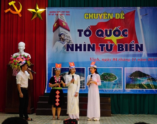 Học sinh dân tộc thiểu số hào hứng tìm hiểu về chủ quyền biển đảo - 1 Các đội thi giới thiệu về đội chơi của mình
