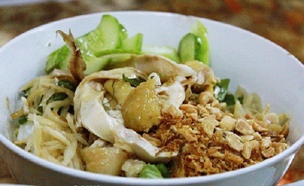Những "biến tấu" từ phở khiến tín đồ sành ăn mê tít - 4 Phở gà trộn có thể dùng cho bữa ăn chính nhưng cũng có thể được coi như món quà chiều ăn cho đỡ đói lòng.