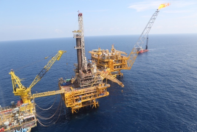 Petrovietnam - hành trình gian khổ và vinh quang - 1
Giàn khoan dầu khí Hải Thạch (Dự án Biển Đông 01)