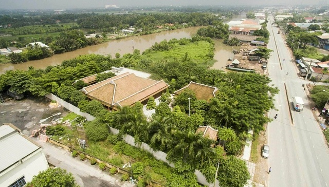 “Biệt phủ” của cô gái 22 tuổi và những vết nứt trong hầm Hải Vân - 1
“Biệt phủ” tọa lạc ở trung tâm huyện Bình Chánh (TP HCM) đang gây xôn xao dư luận do cô gái 22 tuổi đứng tên. Chủ sở hữu “biệt phủ” tuổi đôi mươi này là con gái của một nguyên lãnh đạo Ngân hàng Nhà nước. (Ảnh: Công Quang)
