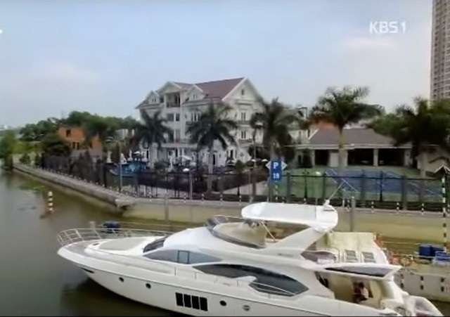 Choáng với loạt biệt thự dát vàng, chung cư triệu đô la của nhà sao Việt - 3 ... du thuyền của gia đình. (Ảnh: cắt từ video).