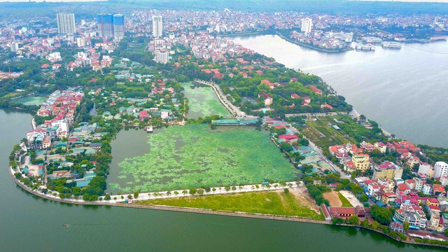 Xe sang trùng biển số "thần tài" và loạt biệt thự trên đất nông nghiệp ở Hồ Tây - 1 Khu vực hồ Đầm Trị (quận Tây Hồ, TP Hà Nội) có diện tích khoảng 80.000 m2. Nơi đây có hàng chục biệt thự mang đủ kiểu dáng kiến trúc được xây dựng trên đất nông nghiệp. Thanh tra Sở Tài nguyên và Môi trường Hà Nội đang phối hợp với phường Quảng An làm rõ thông tin xây nhà trên đất nông nghiệp. (Ảnh: Vũ Toản)