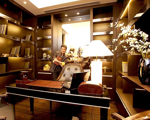 Điểm danh những sao Việt sở hữu biệt thự triệu đô (Phần 1) - 12
Căn penhouse có diện tích tới gần 700m2. Lý giải cho việc tậu căn penhouse, Đàm Vĩnh Hưng nói: Trong thời buổi tấc đất tấc vàng hiện nay, rất khó tìm được một căn hộ riêng biệt ngay trung tâm, vừa rộng, thoáng lại có góc nhìn rất đẹp từ trên cao. Tôi có thể vừa ngắm pháo hoa vừa thưởng thức buổi tiệc ấm cúng với bạn bè trong các dịp lễ tết”.