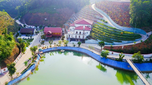 Nghĩ về biệt phủ của giám đốc Sở TN&MT tỉnh Yên Bái - 1
Khu dinh thự của bà Hoàng Thị Huệ, vợ ông Phạm Sỹ Quý – Giám đốc Sở Tài nguyên và Môi trường tỉnh Yên Bái. (Ảnh: Nguyễn Dương)