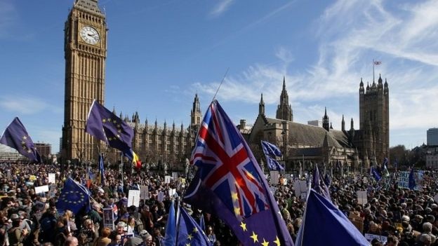 Hàng chục nghìn người biểu tình phản đối "cuộc ly hôn 65 tỷ USD" Brexit - 2
Người biểu tình tuần hành qua các con phố và tiến về quảng trường bên ngoài tòa nhà quốc hội. (Ảnh: AFP)