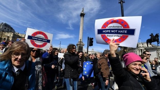 Hàng chục nghìn người biểu tình phản đối "cuộc ly hôn 65 tỷ USD" Brexit - 1
Hàng chục nghìn người tham gia biểu tình phản đối Brexit ở London ngày 25/3. (Ảnh: AFP)