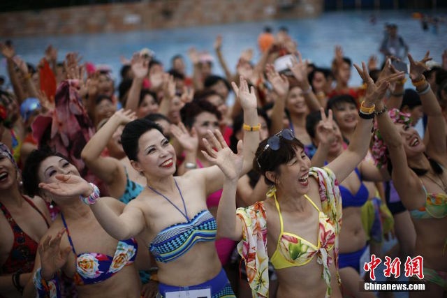 Tưng bừng ngày hội bikini dành cho các quý bà - 1 Những người mẫu nghiệp dư cùng nhau tỏa sáng rạng rỡ trước ống kính
