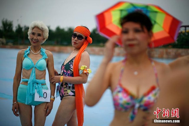 Tưng bừng ngày hội bikini dành cho các quý bà - 8
Đồng thời cuộc thi cũng phát đi thông điệp không bao giờ quá tuổi để mặc bikini.