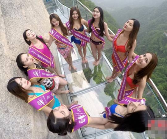 Dàn mỹ nhân mặc bikini tạo dáng trên cầu đáy kính chênh vênh - 5 Đi bộ trên cầu đáy kính là một trong những thử thách buộc các người đẹp phải vượt qua