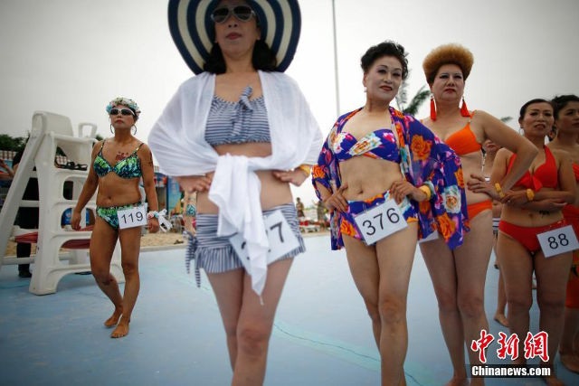 Tưng bừng ngày hội bikini dành cho các quý bà - 5 Màn biểu diễn bikini của các thí sinh không chuyên