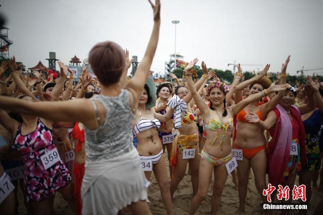 Tưng bừng ngày hội bikini dành cho các quý bà - 4 Nhiều quý bà khoe thể hình thon gọn săn chắc không kém gì các thiếu nữ