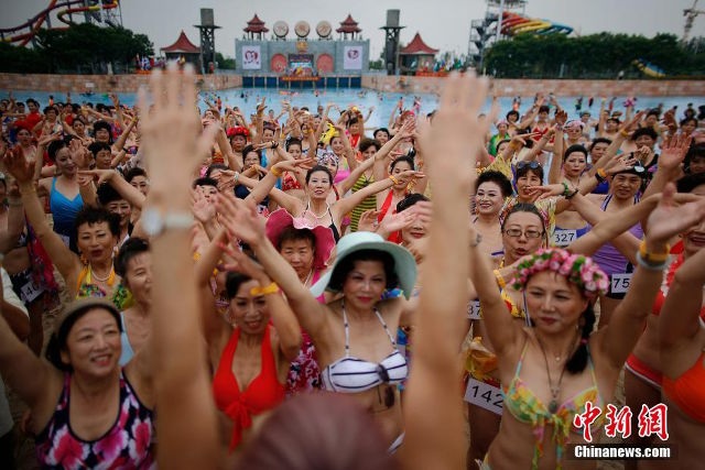 Tưng bừng ngày hội bikini dành cho các quý bà - 3 Ngày hội bikini thu hút du khách đến với thành phố Thiên Tân vào dịp cuối tuần qua