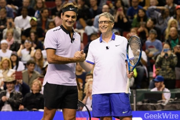 Xem màn biểu diễn trị giá 2 triệu USD của Bill Gates trên sân quần vợt với Roger Federer - 1 Hai “huyền thoại” Bill Gates và Roger Federer đã hợp tác cùng nhau trong trận tennis từ thiện