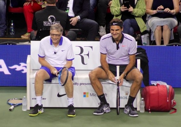 Xem màn biểu diễn trị giá 2 triệu USD của Bill Gates trên sân quần vợt với Roger Federer - 2 Phút nghỉ ngơi của cặp đôi “huyền thoại” trên sân đấu