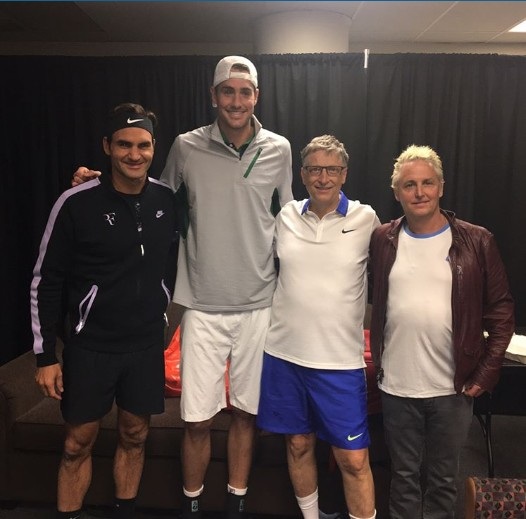 Xem màn biểu diễn trị giá 2 triệu USD của Bill Gates trên sân quần vợt với Roger Federer - 4 4 tay vợt tham gia vào trận đấu của Federer gồm: Roger Federer, John Isner, Bill Gates và Mike McCready (từ trái qua)