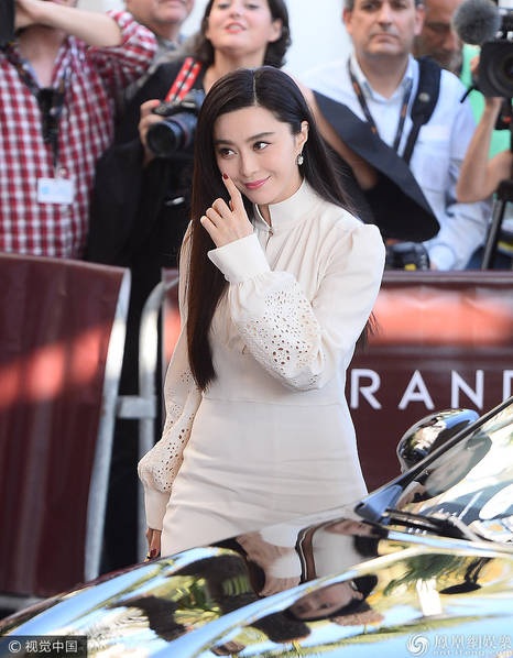 Phạm Băng Băng duyên dáng trong lần đầu làm giám khảo LHP quốc tế Cannes - 15
Đã có nhiều ý kiến tranh cãi về việc Phạm Băng Băng được mời làm giám khảo tại LHP quốc tế Cannes năm 2017, tuy nhiên, người đẹp sinh năm 1981 tự tin rằng, cô sẽ làm tốt vai trò của mình.