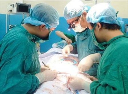 Cụ bà 90 tuổi suýt mất mạng vì trốn chỉ định của bác sĩ - 1 Các bác sĩ đã thực hiện cuộc mổ khẩn nguy giữ sinh mạng cho người bệnh