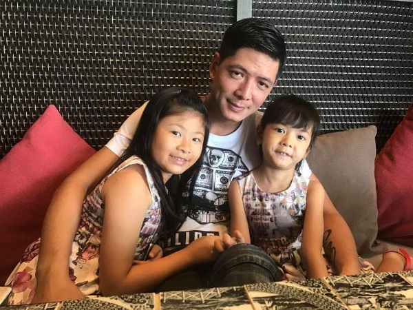 Hồ Ngọc Hà ăn tối cùng chồng cũ; Đan Trường, Lam Trường trổ tài chăm con - 17
Bình Minh hạnh phúc bên 2 cô con gái khi anh dành thời gian bận rộn của mình để dẫn các con đi chơi.