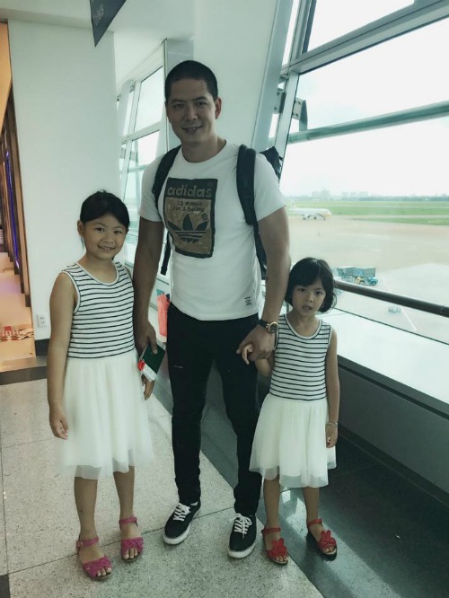 Xuân Bắc - Tự Long khoe ảnh "hổ báo", Đức Phúc lần đầu selfie sau phẫu thuật - 3 Diễn viên Bình Minh hào hứng đưa hai nàng công chúa nhỏ chuẩn bị đi du lịch hè.
