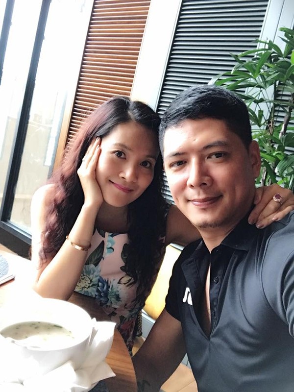 Phạm Hương “về quê cuốc đất”, Thanh Hằng bớt shopping để dành tiền nuôi con - 4 Anh Thơ tâm sự nhân ngày sinh nhật chồng - diễn viên Bình Minh, cô viết: Hôm nay là sinh nhật anh bạn đồng hành kiên nhẫn nhất của mình trong suốt hơn 10 năm qua. Mặc dù không ít lần bạn chọc mình giận sôi máu, tưởng đâu sẽ bóp cổ bạn rồi ném đi thật xa, nhưng bạn vẫn luôn là người bạn tốt nhất của mình.