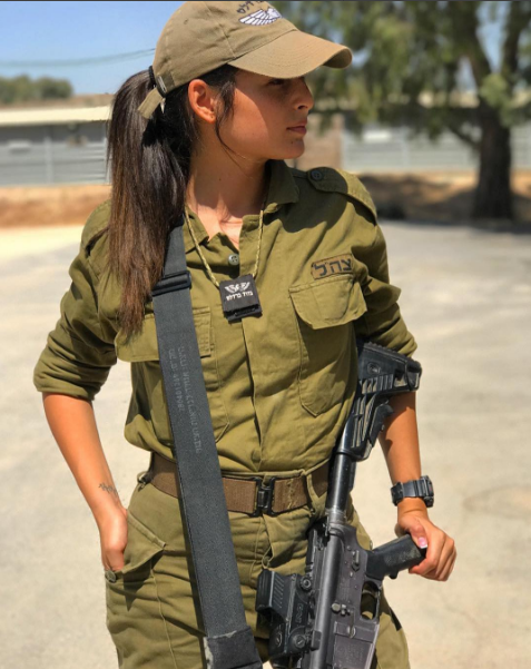 Vẻ đẹp quyến rũ của các “bông hồng thép “ Israel - 1 Đăng ký nghĩa vụ quân sự là yêu cầu bắt buộc đối với tất cả các công dân Israel, bất kể đó là nam hay nữ. Hình ảnh các nữ binh sĩ Israel trong trang phục nhà binh luôn là chủ đề thu hút sự chú ý của cộng đồng mạng.
