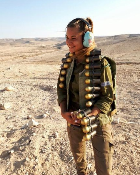 Vẻ đẹp quyến rũ của các “bông hồng thép “ Israel - 3 Các binh sĩ đều phải cùng nhau trải qua các bài tập huấn luyện và rèn luyện trong môi trường kỷ luật của quân đội dù họ là nam hay nữ.