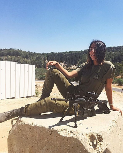 Vẻ đẹp quyến rũ của các “bông hồng thép “ Israel - 5 Theo quy định, số lượng binh sĩ nữ trong lực lượng quốc phòng Israel có thể lên tới 83%, bao gồm cả các đơn vị chiến đấu.