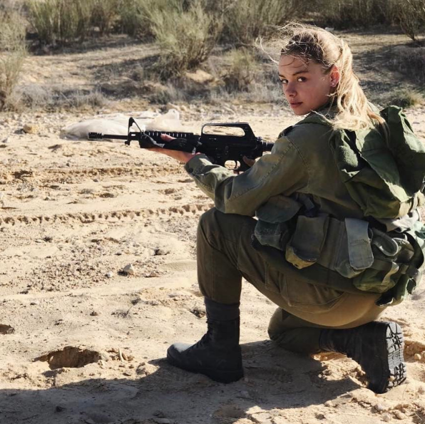 Vẻ đẹp quyến rũ của các “bông hồng thép “ Israel - 8 Tuy nhiên, nhiều cô gái đã lựa chọn tham gia trực tiếp vào các nhóm tác chiến bộ binh, lực lượng biên phòng và các đơn vị chiến đấu khác.
