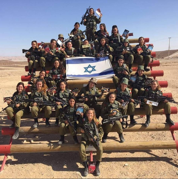 Vẻ đẹp quyến rũ của các “bông hồng thép “ Israel - 9 Những bức ảnh do các nữ binh sĩ chụp lại và đăng tải trên các trang mạng xã hội luôn thu hút nhiều lượt chia sẻ và bình luận.